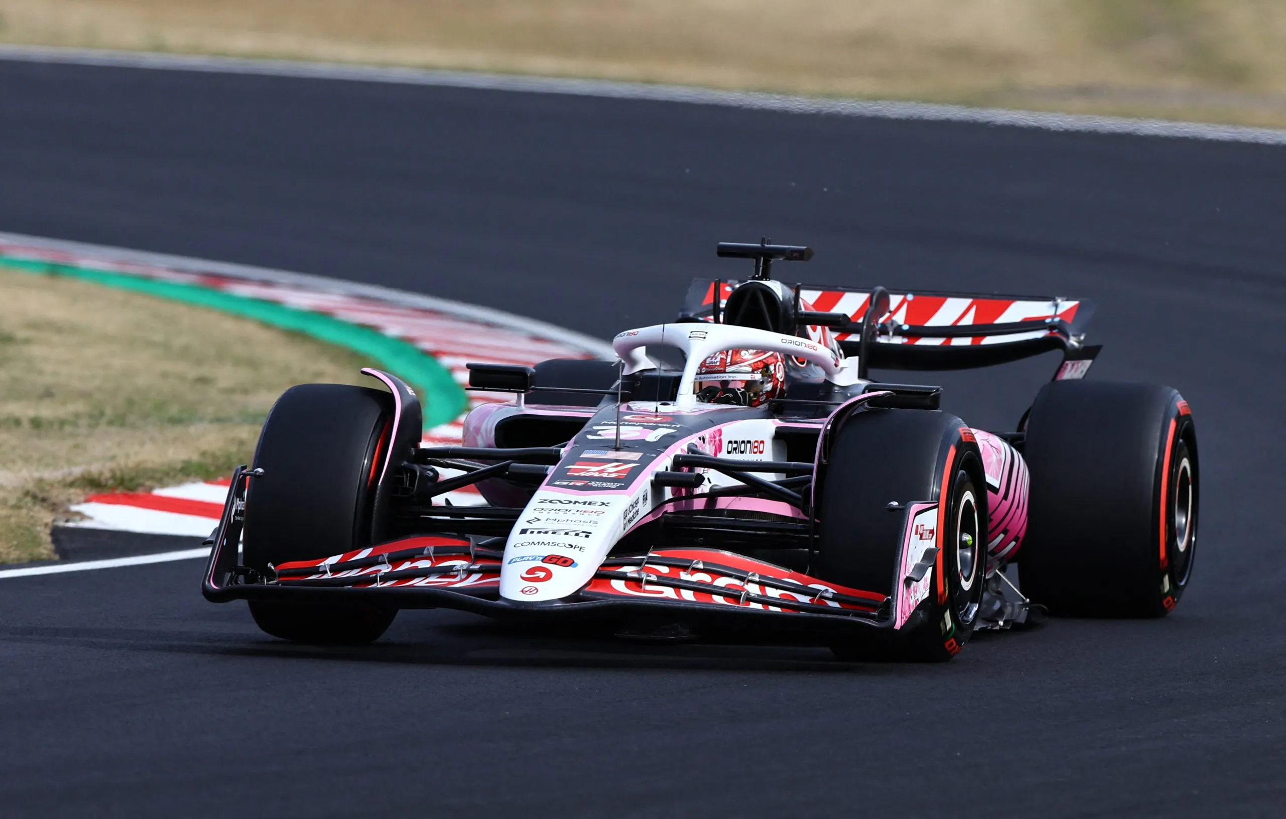 🛠️ Τροποποίηση Πάτωμα Haas: Αγώνας ενάντια στον χρόνο στη Σουζούκα