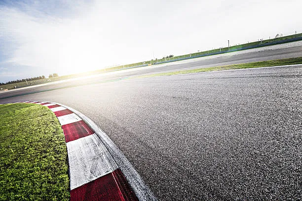 "Αναλύοντας την Τεχνική Στροφών: Πώς να Κυριαρχήσεις στην Αγωνιστική Οδήγηση