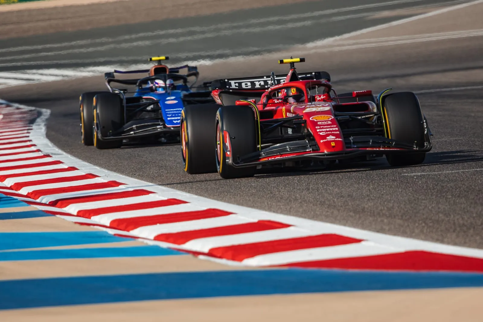 Ferrari vs Williams: Ο Μεγάλος Εμφύλιος – Leclerc & Hamilton vs Sainz & Albon! 🔥