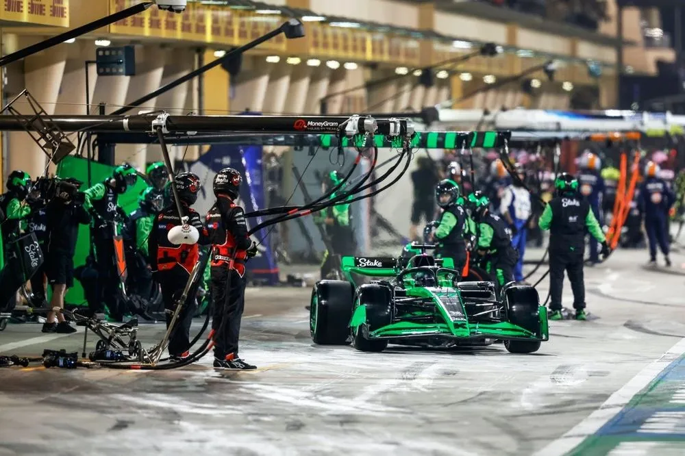 Η Στρατηγική των Pit Stop στην F1: Ο Αγώνας Μέσα στον Αγώνα 🧠⏱️