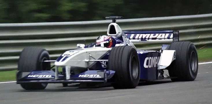 McLaren MP4/16 vs Williams FW23