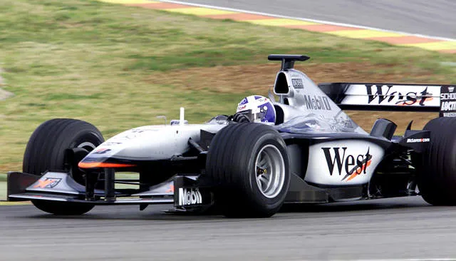 McLaren MP4/16 vs Williams FW23