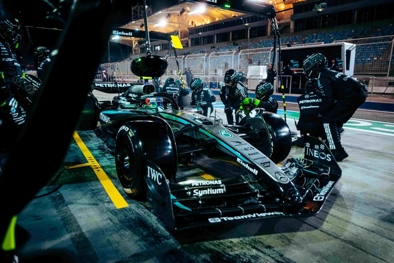 Mercedes W16: Η Παράδοξη Σεζόν 2025