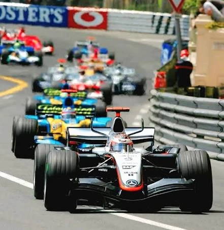 McLaren MP4/20 vs Renault R25