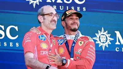 Carlo Santi: Ο «Ιταλός Bono» που ξαναδίνει φτερά στον Lewis Hamilton