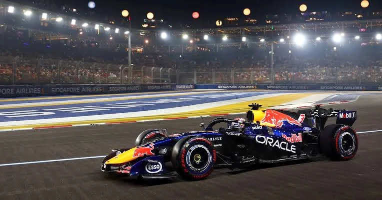 Max Verstappen: Ακριβής, πειθαρχημένος και ικανότατος  διαχειριστής της μεγάλης φθοράς των ελαστικών στην Σιγκαπούρη.